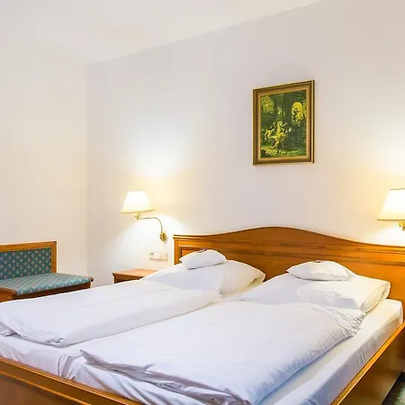 楚而夫瓦尔德旅馆 酒店 4*